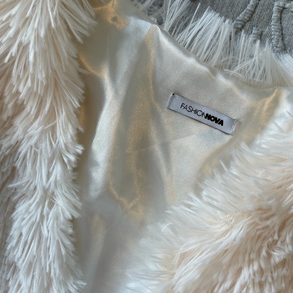 WOMANS FASHION NOVA FAUX FUR VEST - Picture 2 of 3